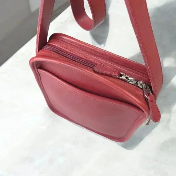 Vintage Coach “9817” Camera bag in red - Picture 3 of 13